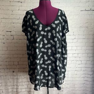 Torrid size 4 Georgette Tulip Sleeve Blouse black with white pineapple print